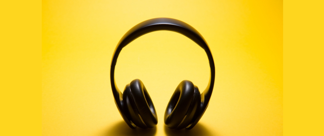 Lancement de l'application Tootak Un casque audio sur fond jaune