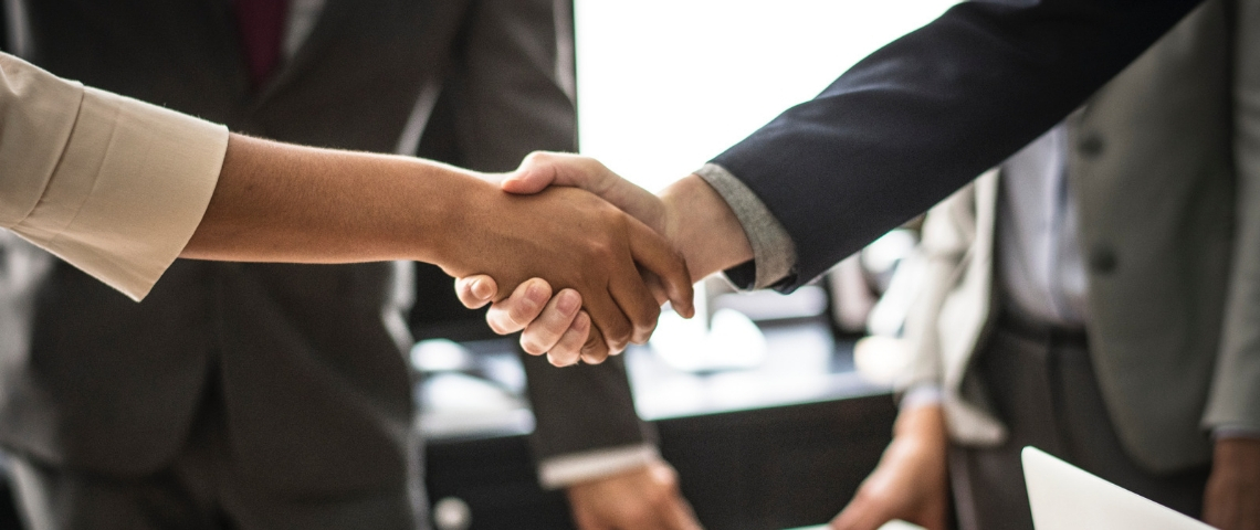 Partenariat entre LesJeudis et ChooseMyCompany Une poignée de main entre un homme et une femme