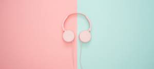Un casque audio sur fond rose et bleu