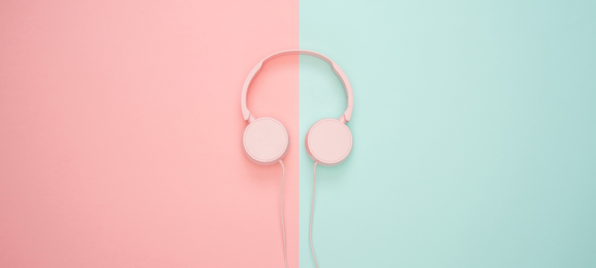 Elson, la plateforme équitable d'écoute de podcast Un casque audio sur fond rose et bleu