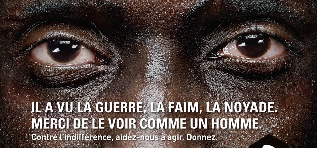 Gros plan sur les yeux d'un migrant