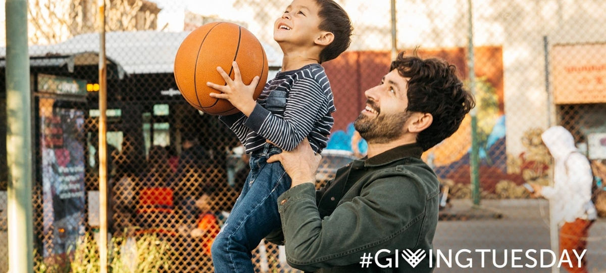 PayPal célèbre le Giving Tuesday en France un père soulève son enfant