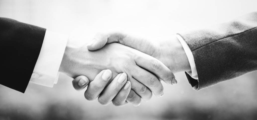 Une poignée de main en noir et blanc