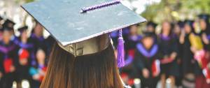 Une diplômée de dos