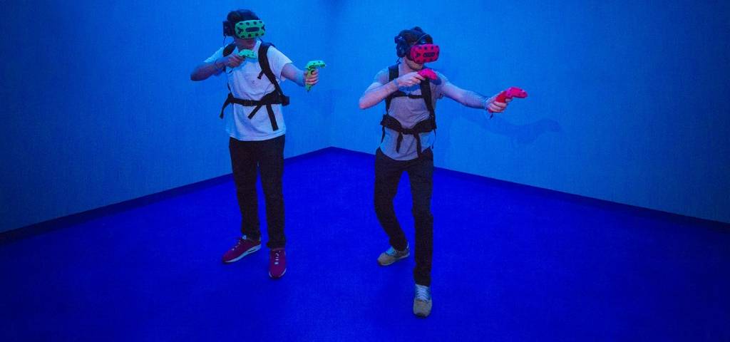 Deux personnes avec des casques de réalité virtuelle