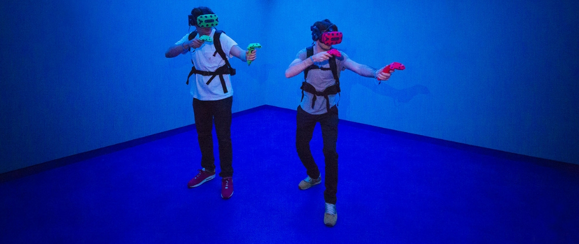 Illucité le parc d'aventures en VR Deux personnes avec des casques de réalité virtuelle