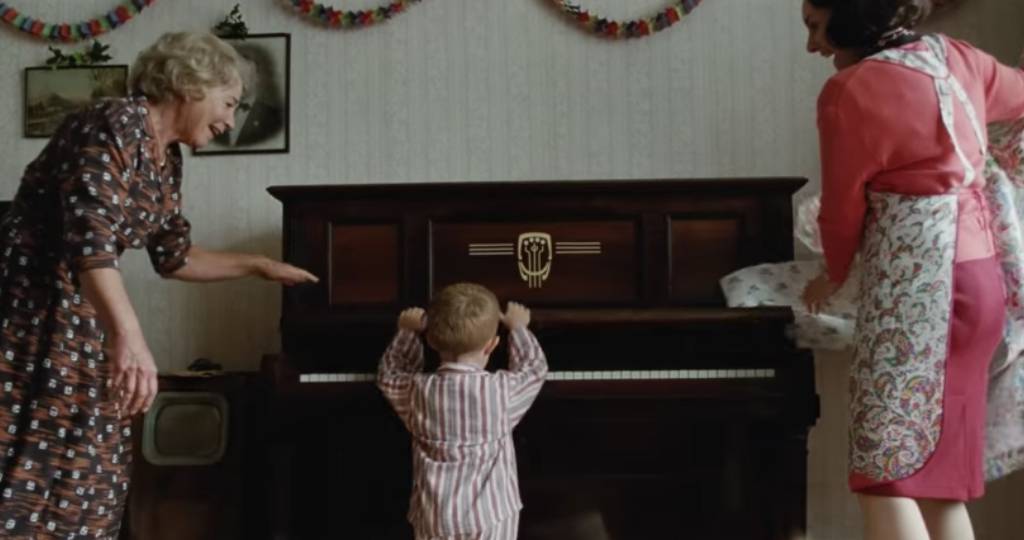 Un enfant qui joue du piano