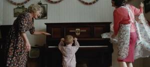 Un enfant qui joue du piano