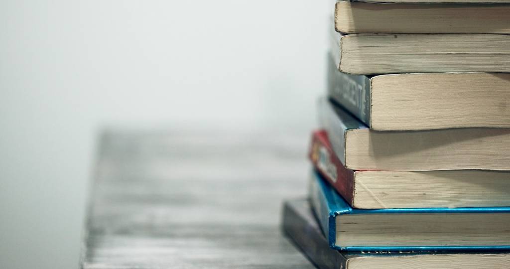 Une pile de livres