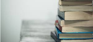 Une pile de livres