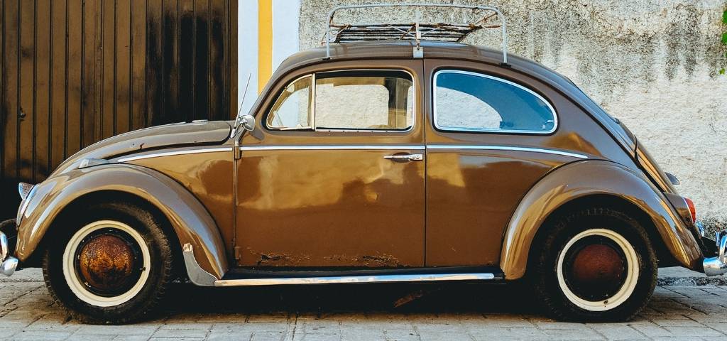 Une voiture marron