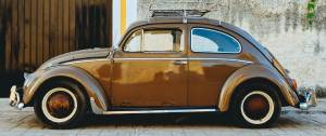 Une voiture marron