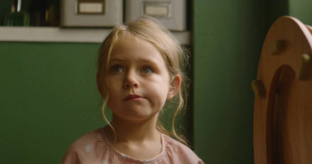 Une petit fille blonde qui réfléchit