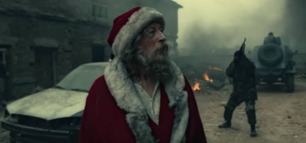 Un Père Noël dans une scène de guerre