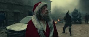 Un Père Noël dans une scène de guerre