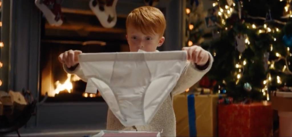 Un enfant avec un slip géant
