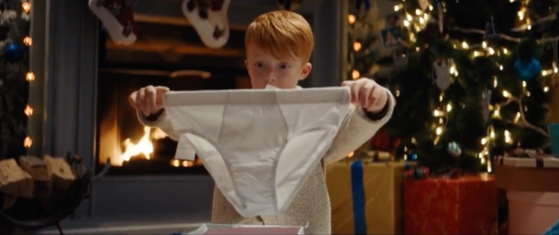 Un Noël presque parfait Un enfant avec un slip géant