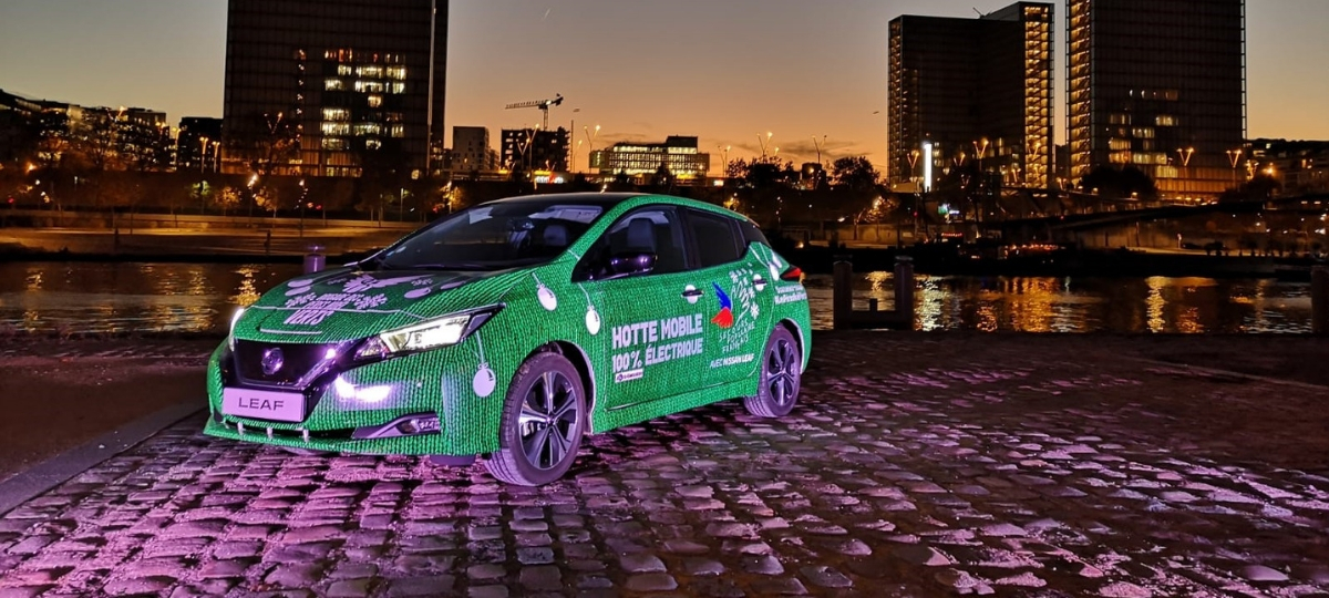 La brigade des pères noel verts du Secours Populaire Une voiture Nissan devant la BNF