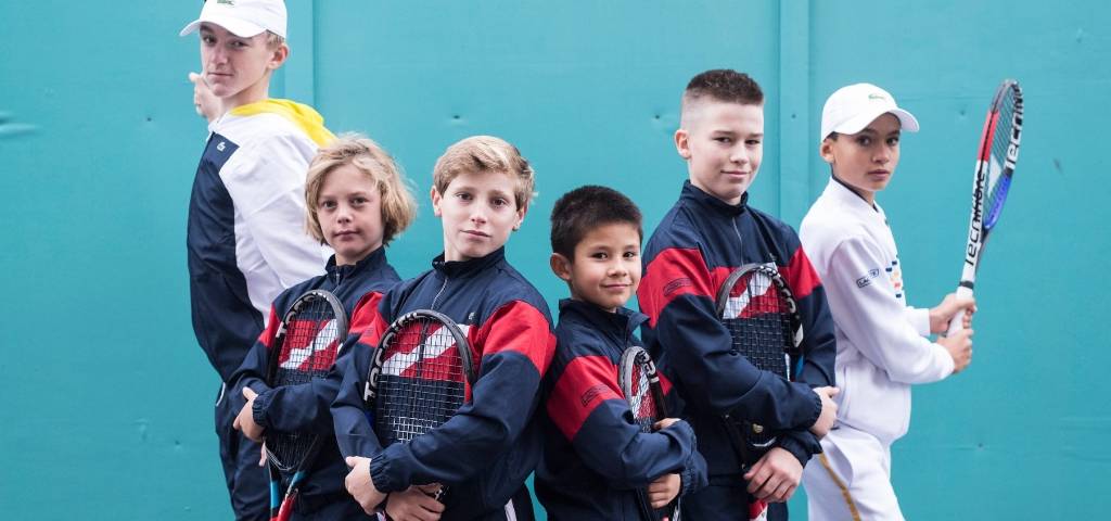 Enfants qui jouent au tennis