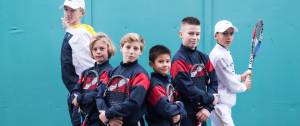 Enfants qui jouent au tennis