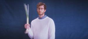 Un homme avec un poireau