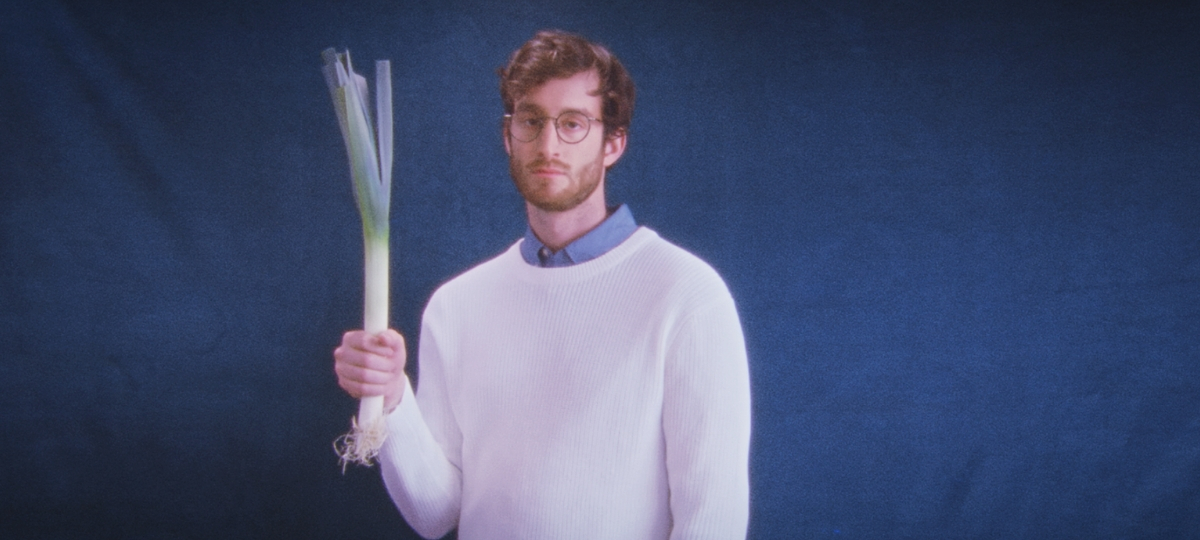 CLM BBDO et la Ferme d'Anchin célèbrent les légumes Un homme avec un poireau