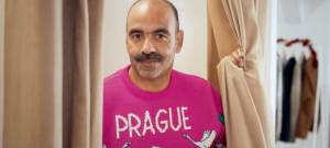 Un homme avec une moustache et un pull rose
