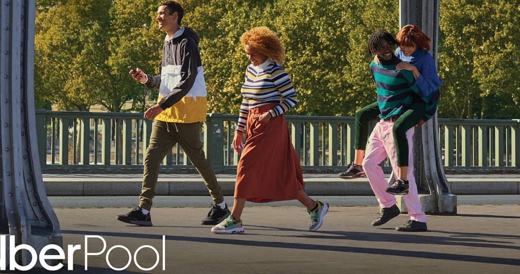 Des gens qui marchent dans Paris