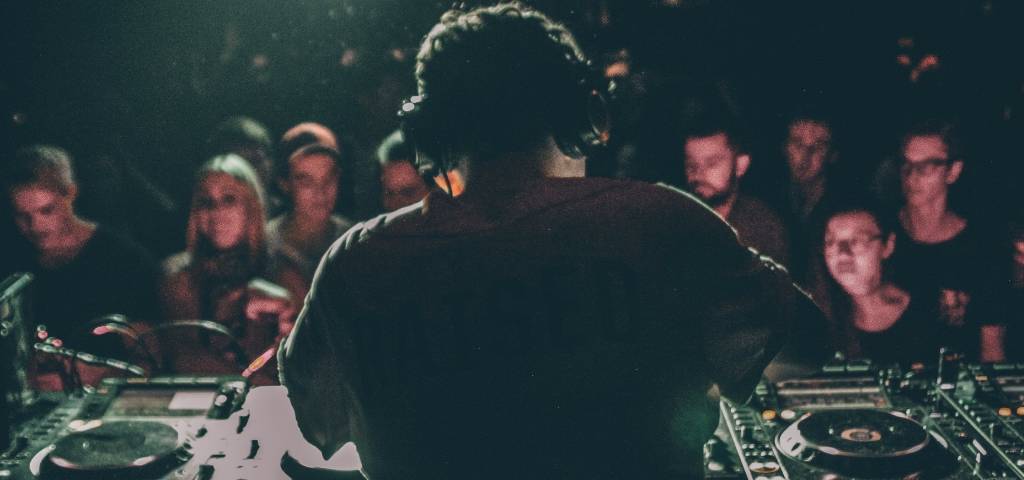 Une DJ sur scène de dos