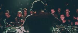 Une DJ sur scène de dos