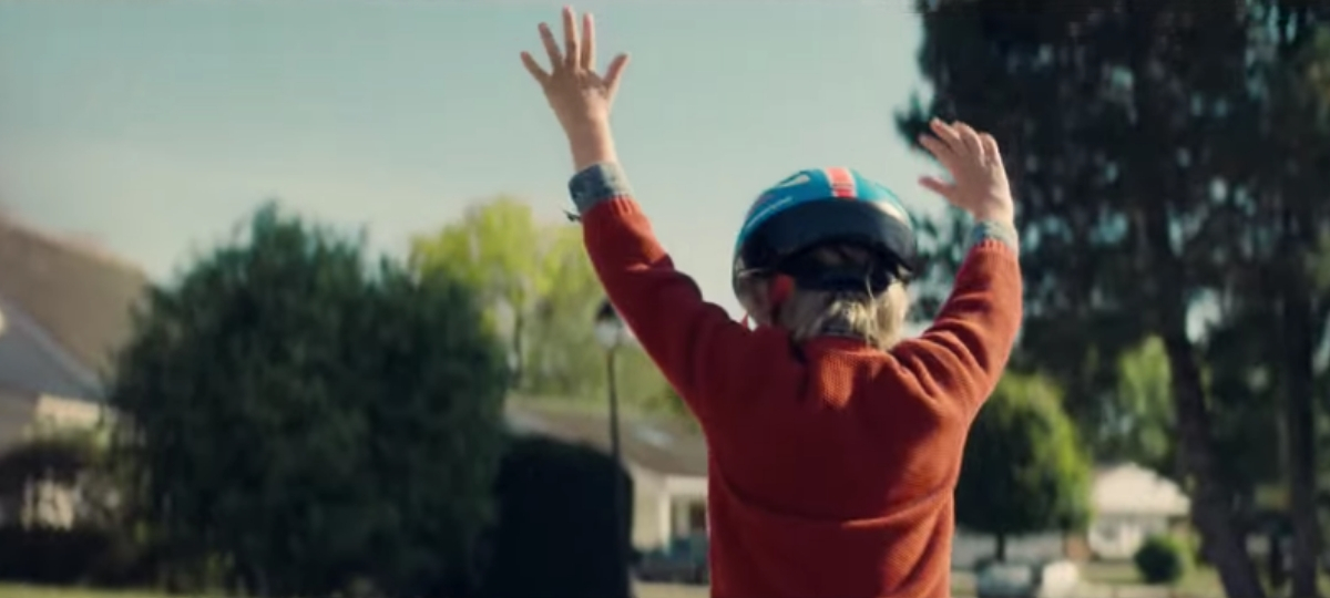 Nouvelle publicité Intersport Un enfant de dos qui fait du vélo
