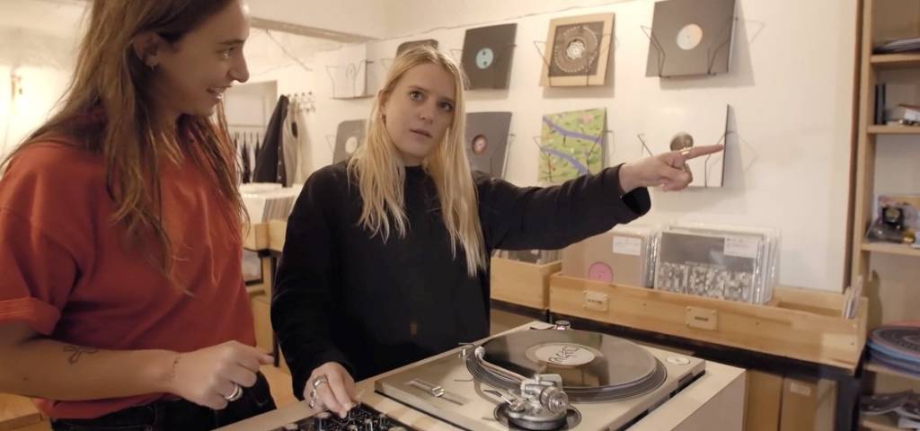 Deux femmes avec une platine vinyl