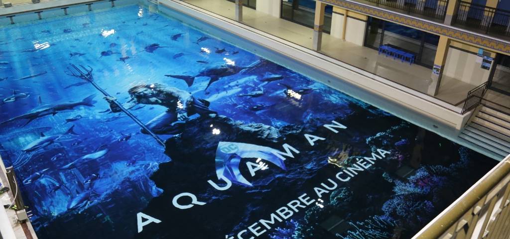 La piscine Pailleron avec l'affiche d'Aquaman au fond