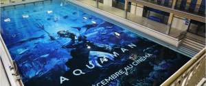 La piscine Pailleron avec l'affiche d'Aquaman au fond
