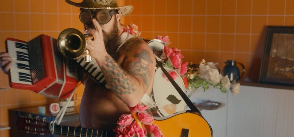 Un homme avec des instruments