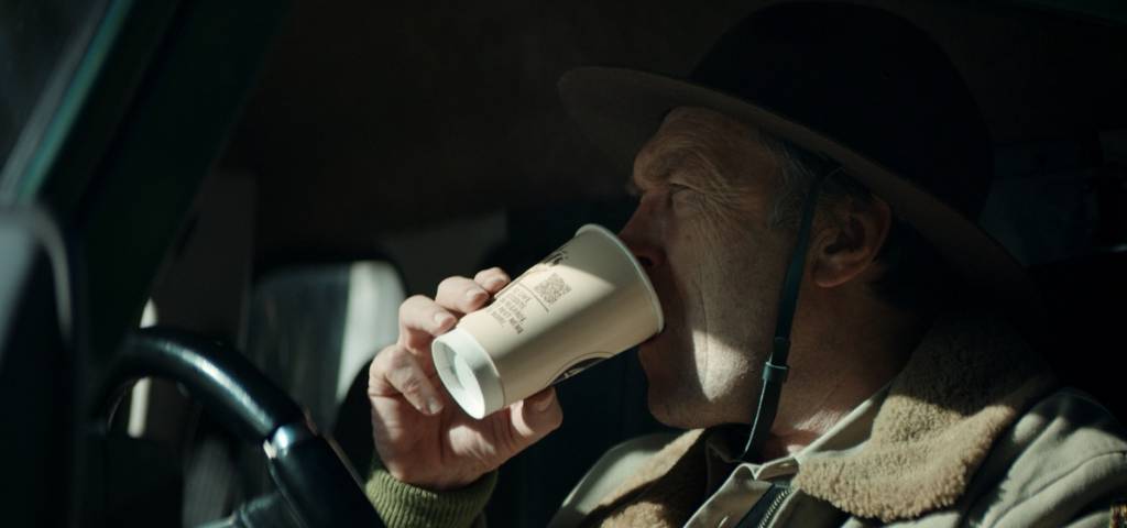 Une shérif américain qui boit son café dans sa voiture