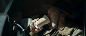 Une shérif américain qui boit son café dans sa voiture