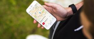 Un smartphone avec l'application Plans d'Apple