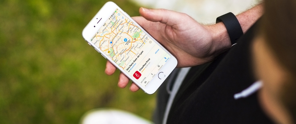 Un smartphone avec l'application Plans d'Apple