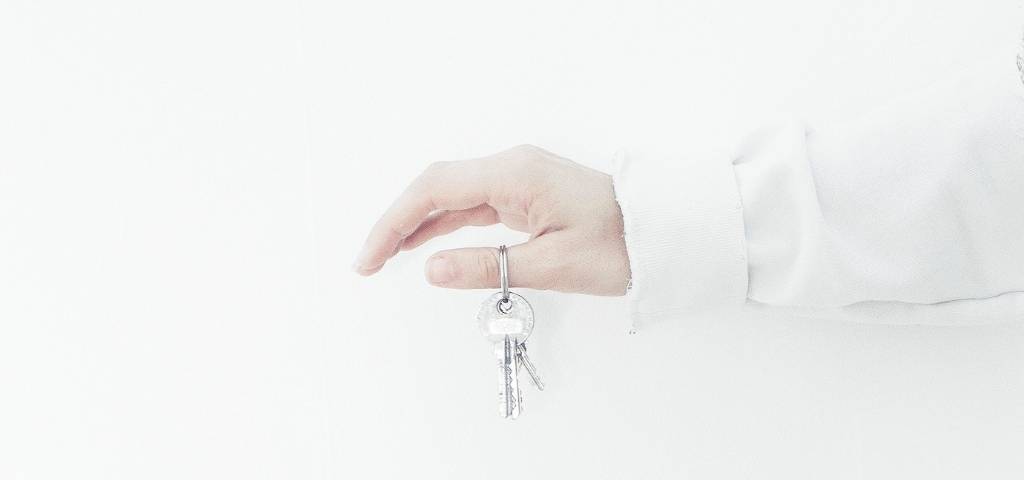Une main avec un trousseau de clés