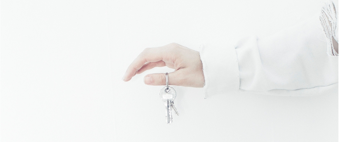 Airbnb rachète Luckey Homes Une main avec un trousseau de clés