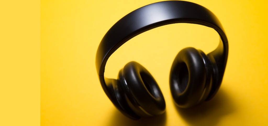 Un casque sans fil noir sur fond jaune