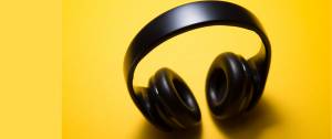 Un casque sans fil noir sur fond jaune