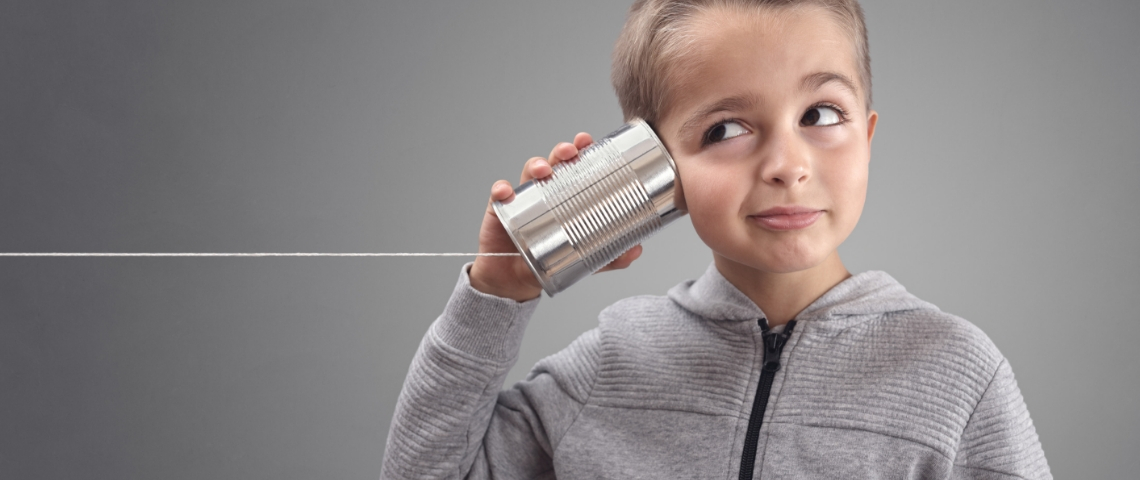 Pourquoi faire des RP ? Un enfant avec une boîte de conserve sur l'oreille