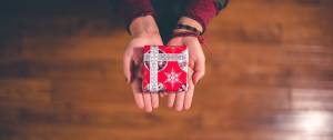 Des mains qui tendent un cadeau