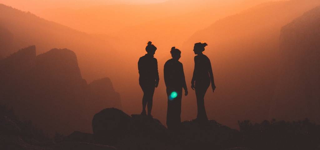 Ombre de trois femmes sur un fond orange