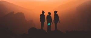 Ombre de trois femmes sur un fond orange