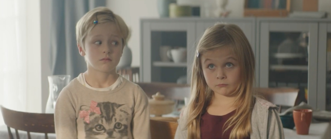 La publicité de Noël de E.Leclerc Deux enfants blonds