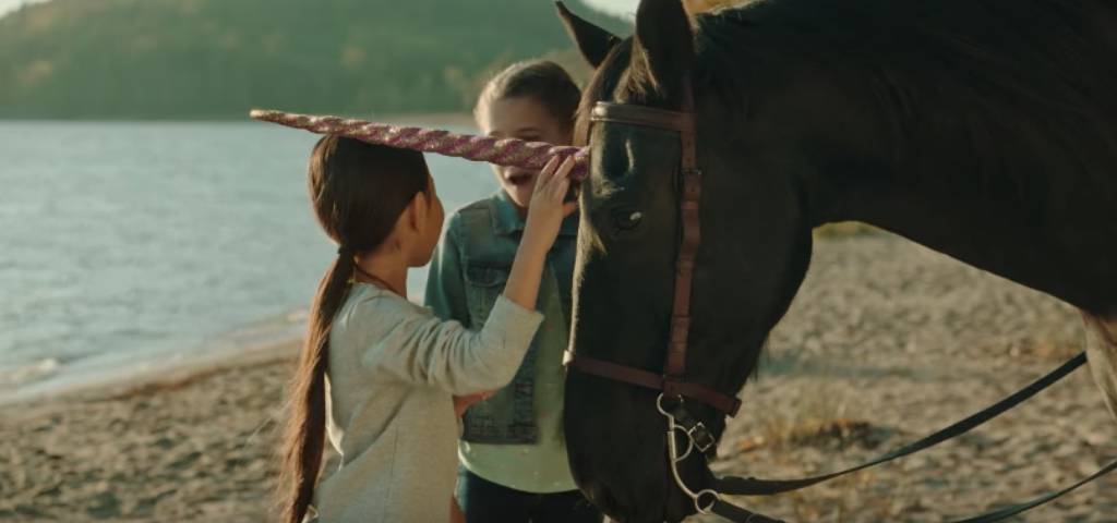 Deux petites filles avec un cheval