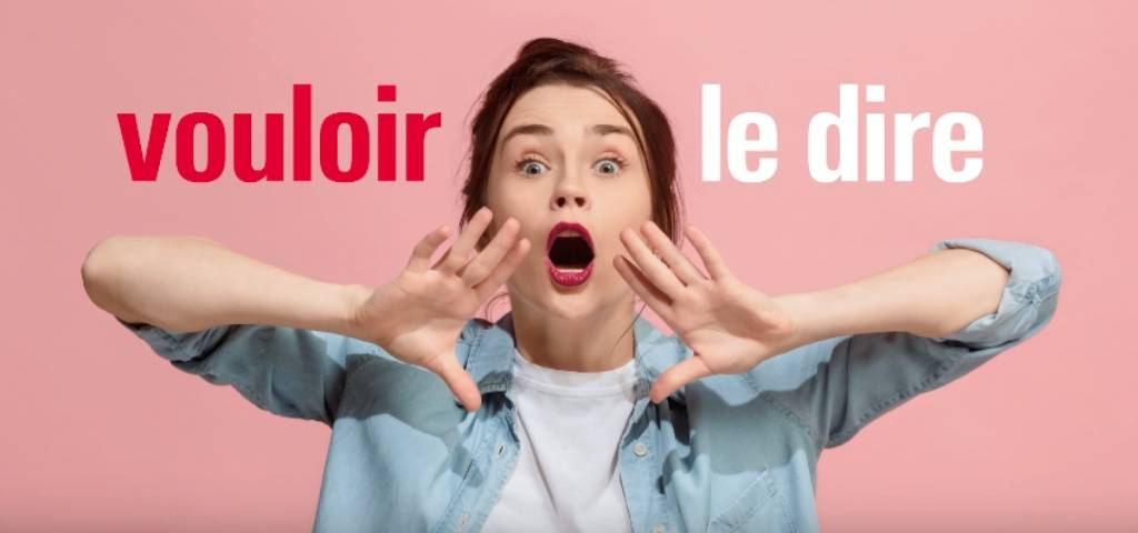 Une femme sur fond rose